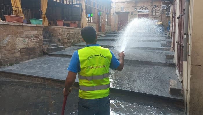 "جمعية محمد زيدان" باشرت مشروع تنظيف وكنس النفايات من شوارع وأحياء صيدا القديمة