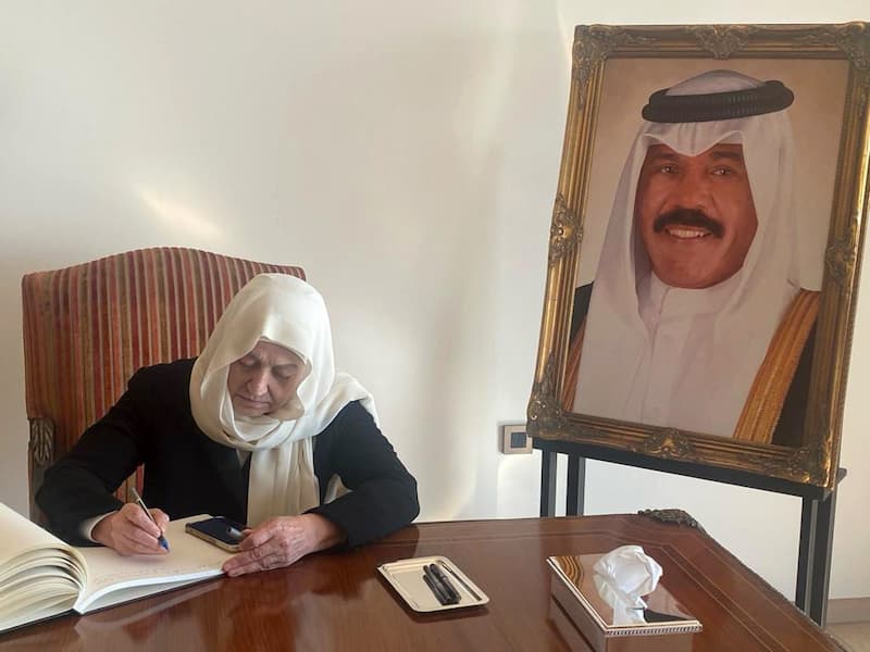 بهية الحريري ممثلةً الرئيس سعد الحريري وبإسمها قدمت التعازي بوفاة أمير الكويت