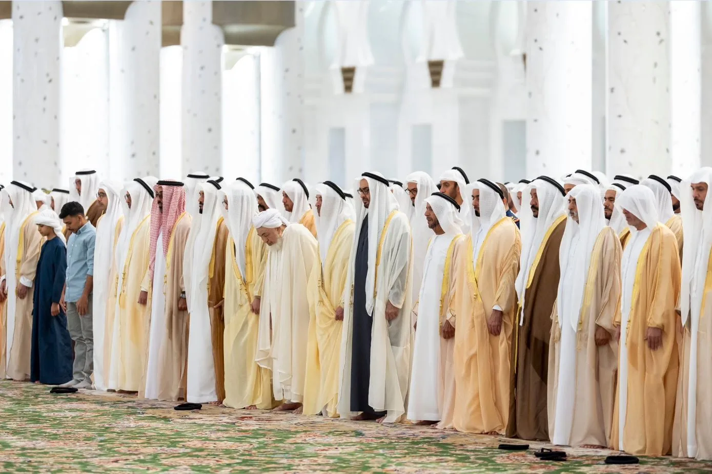 بالفيديو : رئيس الدولة يؤدي صلاة العيد في جامع الشيخ زايد في أبوظبي