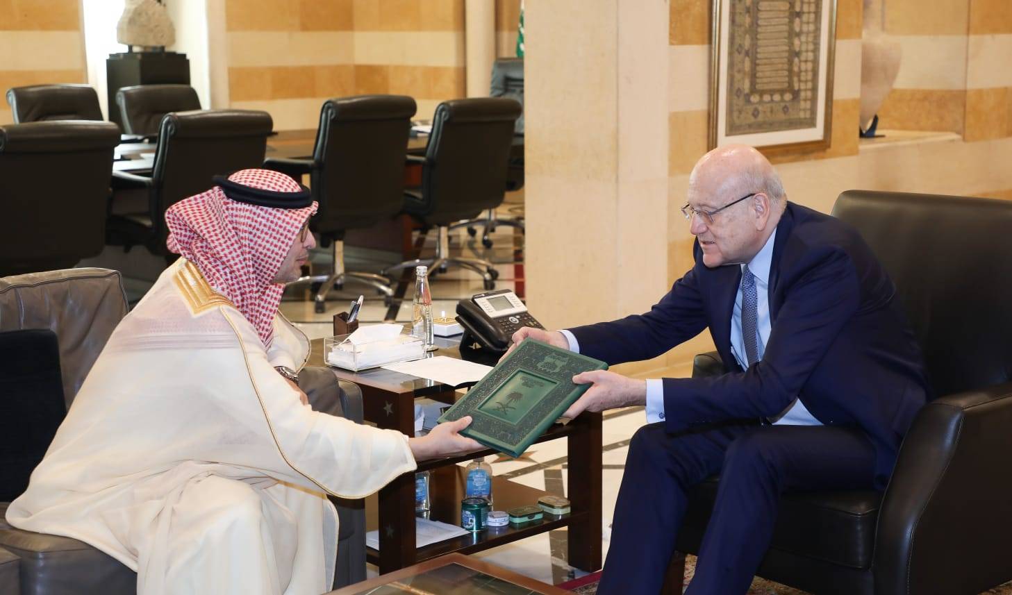ميقاتي تسلم من السفير السعودي دعوة للمشاركة في القمة العربية- الإسلامية في الرياض