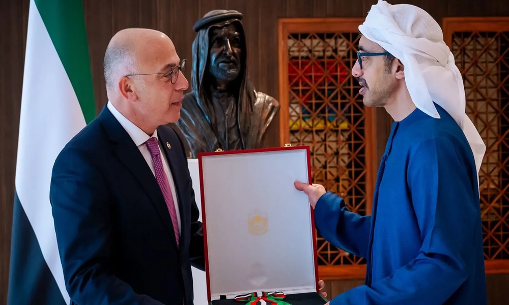 الإمارات تكرّم سفير لبنان