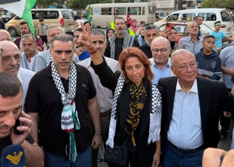 وصول لينا الطبال الى مدينتها طرابلس بعد توقيفها ضمن "اسطول الحرية"