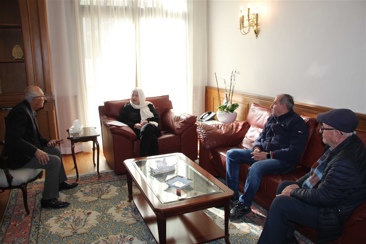 بهية الحريري تستمع لمطالب قاطني تجمعات فلسطينية تم إنذارهم بإخلائها ومن أصحاب الوكالات البحرية في مرفأ صيدا على مشكلة 'متعهدي النقل'