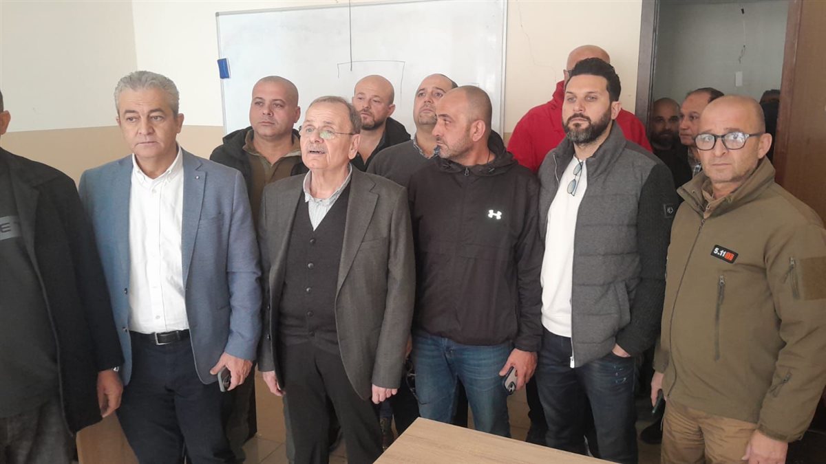 حجازي وعكرة وعدد من أعضاء بلدية صيدا يتفقدون أضرار الغارة على بناية المقاصد وتوجيهات برفع الركام من الشوارع