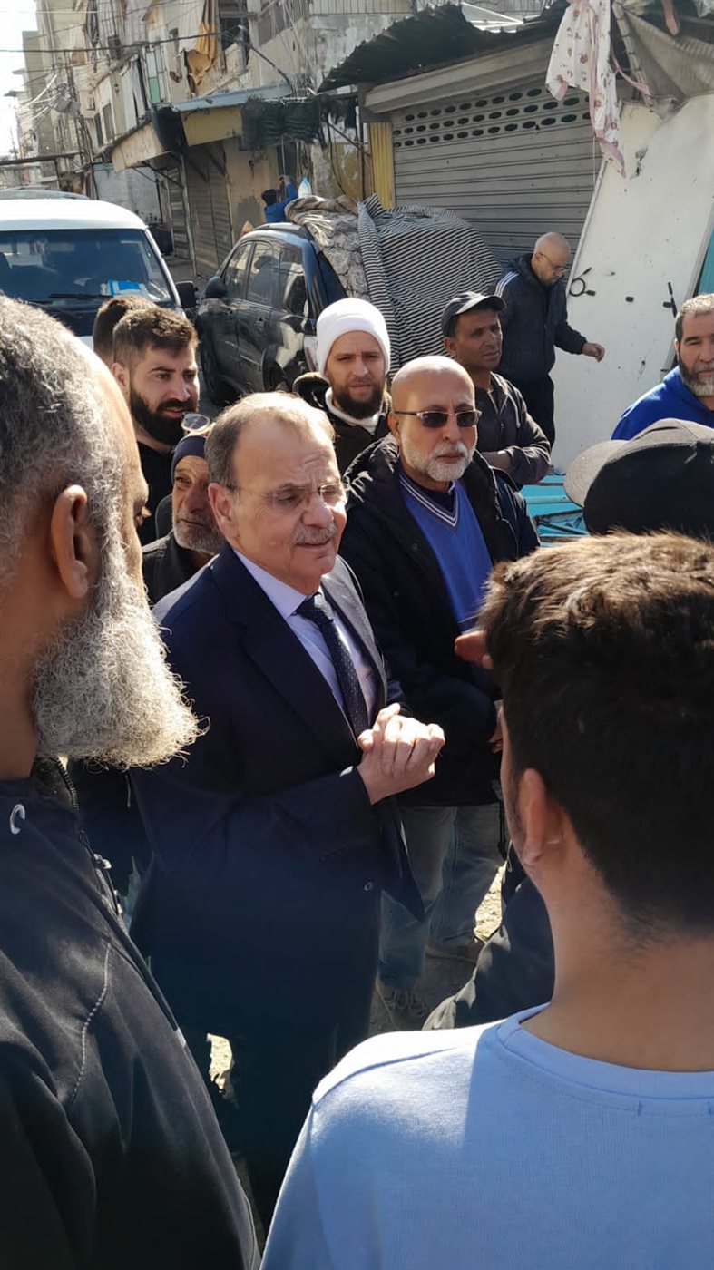النائب البزري يتفقّد تعمير عين الحلوة بعد الاعتداء ويطّلع على احتياجات الأهالي
