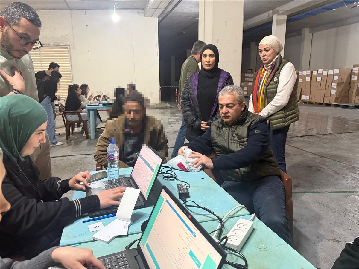 خلية ادارة الكوارث والازمات في بلدية صيدا تطلق برنامج توزيع المساعدات للنازحين في المنازل وتنهي اليوم الاول