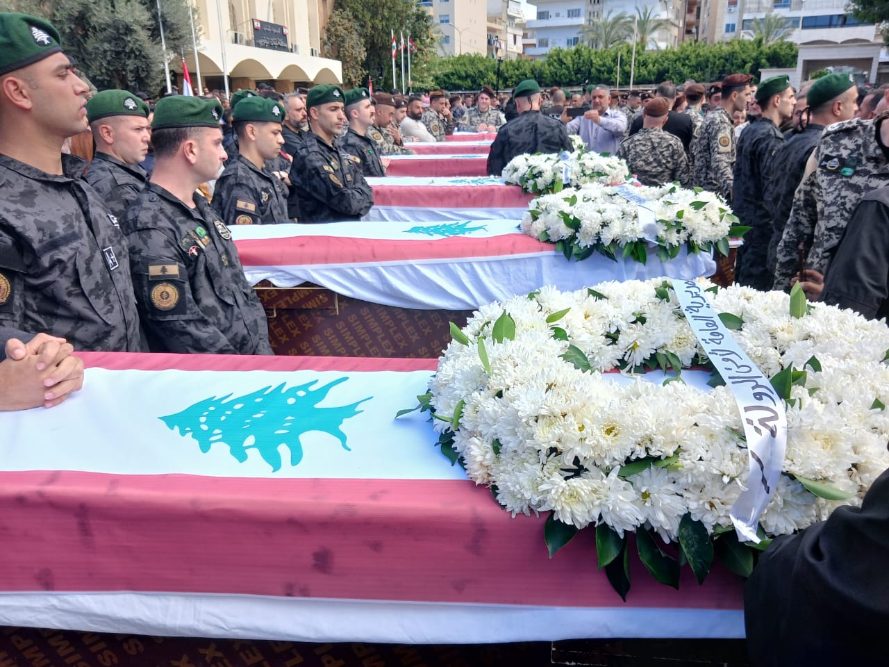 بالفيديو والصور: مشاهد من تشييع شهداء أمن الدولة في مدينة صيدا