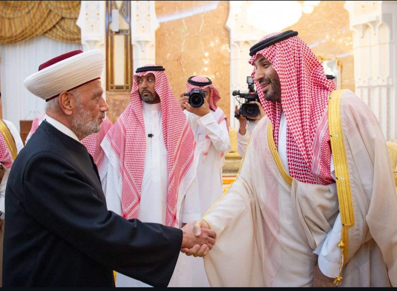 في قصر منى.. ولي العهد السعودي يستقبل المفتي دريان
