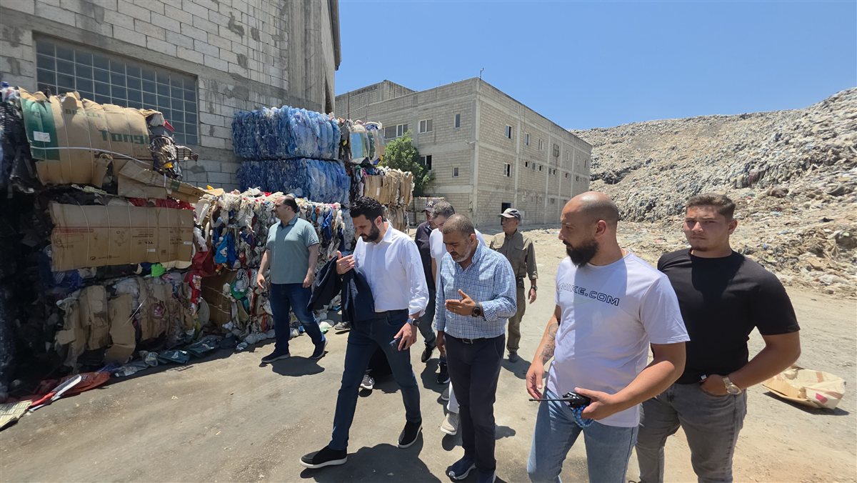 جولة تفقدية لعكرة وأعضاء من المجلس البلدي في معمل النفايات للتأكد من انتظام سير العمل عقب القرار القضائي
